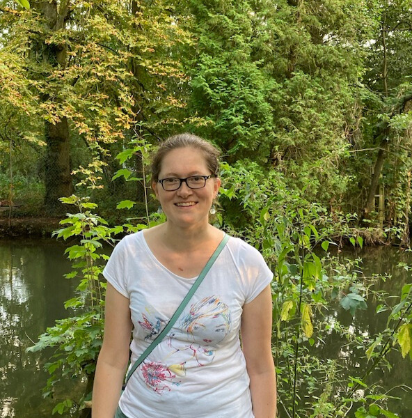 Yvonne Möller-Pfennig in der Natur, passend zu Impulsen und SOS-Meditation