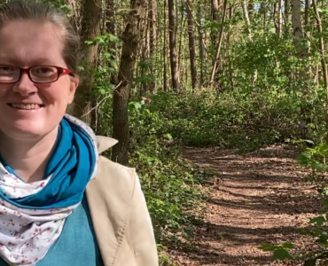 Yvonne auf einem Waldweg als Beitragsbild zum Thema Human Design