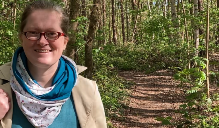 Yvonne auf einem Waldweg als Beitragsbild zum Thema Human Design